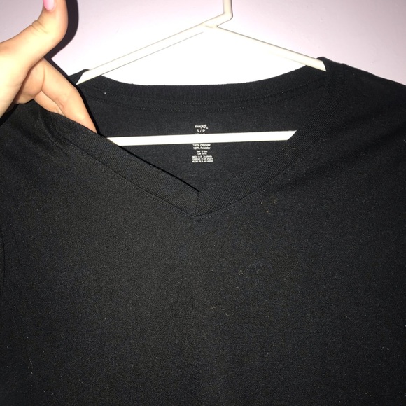 Simple comfy black T-shirt ; V-neck - Picture 4 of 5